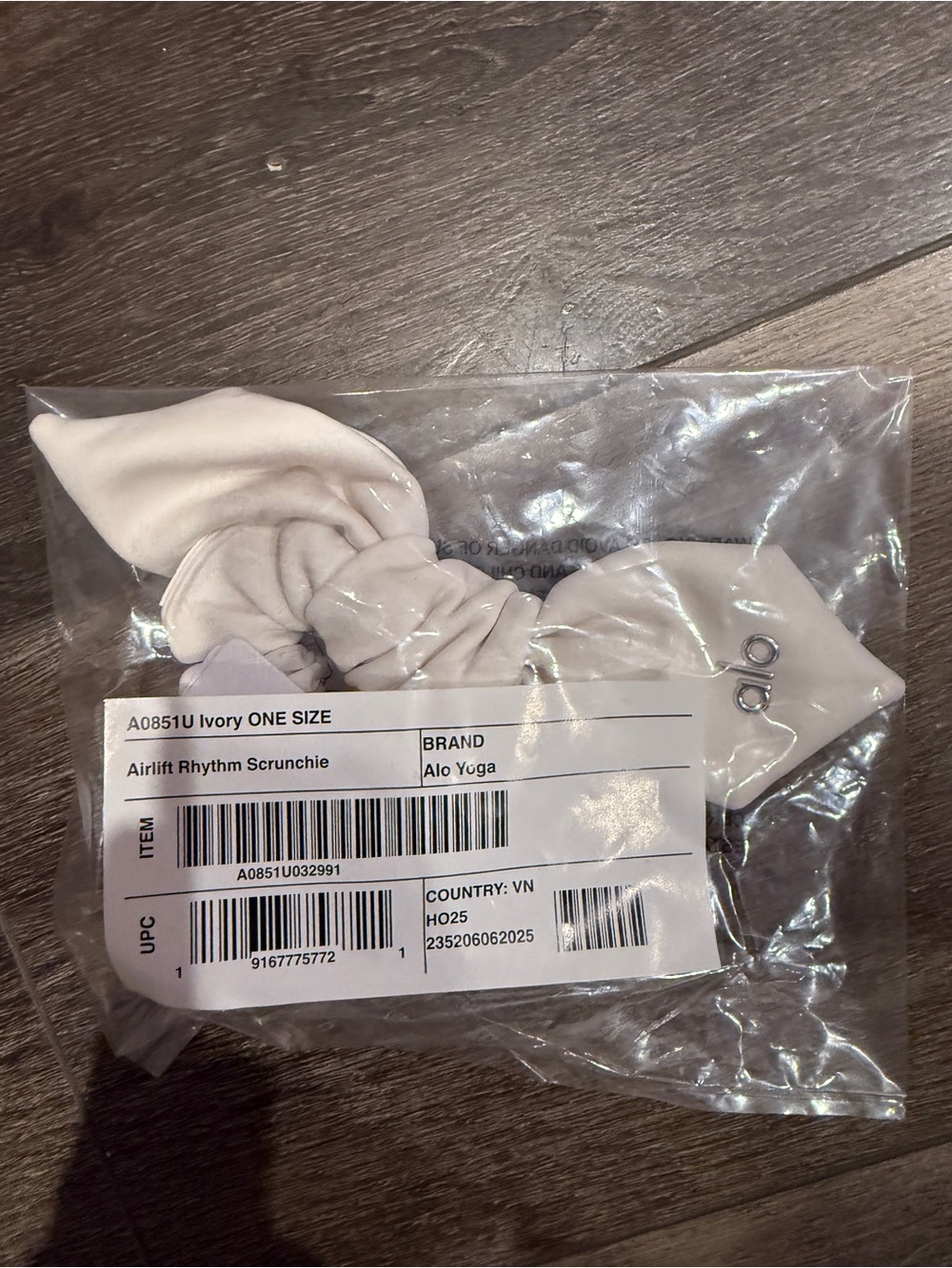 Alo Yoga Ivory Airlift Rhythm Bow Scrunchie